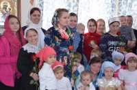 Младшая группа воспитанников Воскресной школы храма Священномученика Ермогена в Зюзине поздравила своих мам с Днем Матери