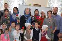 Младшая группа воспитанников Воскресной школы храма Священномученика Ермогена в Зюзине поздравила своих мам с Днем Матери