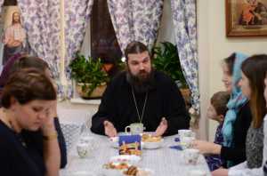 Настоятель храма Священномученика Ермогена провел беседу с родителями воспитанников Воскресной школы