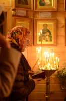 В храме Священномученика Ермогена совершено ночное новогоднее богослужение.