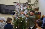 Воспитанники Воскресной школы нарядили елку и украсили школу к празднику