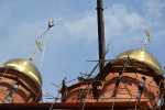 Установка куполов строящегося храма в честь Священномученика Ермогена, Патриарха Московского и всея Руси, чудотворца в Зюзине