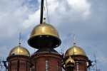 Установка куполов строящегося храма в честь Священномученика Ермогена, Патриарха Московского и всея Руси, чудотворца в Зюзине