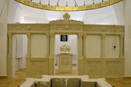 Установка иконостаса в крестильный придел строящегося храма