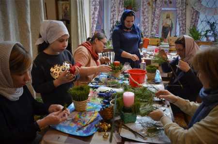 В Воскресной школе храма состоялся мастер-класс по изготовлению Рождественской композиции на праздничный стол со свечой