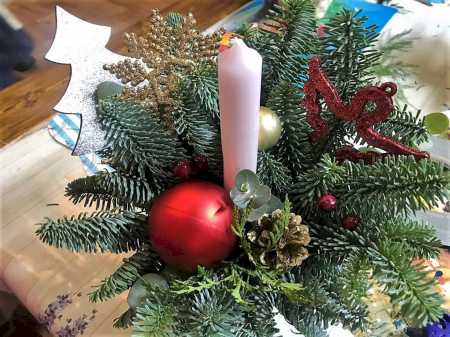 В Воскресной школе храма состоялись мастер-классы по изготовлению декора со свечой на праздничный стол и Рождественских венков