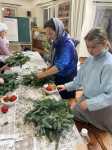 В Воскресной школе храма Священномученика Ермогена в Зюзине состоялся мастер-класс по изготовлению рождественского венка